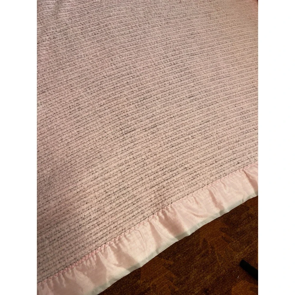 Vintage Pink Woven Blanket Satin Trim Binding 72 x 83 Full Double Bed